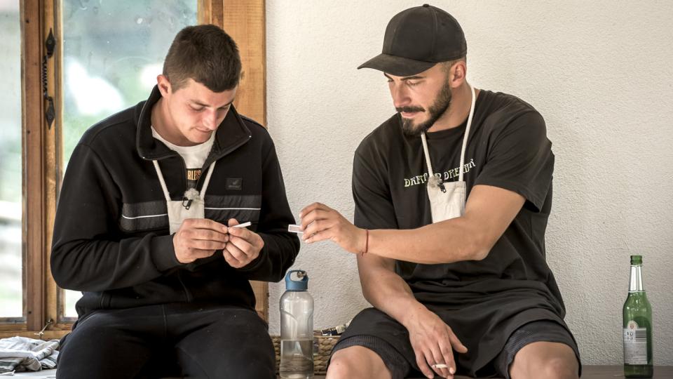 Шок! Калоян и Петър от "Фермата" пиха от кръвта си СНИМКА