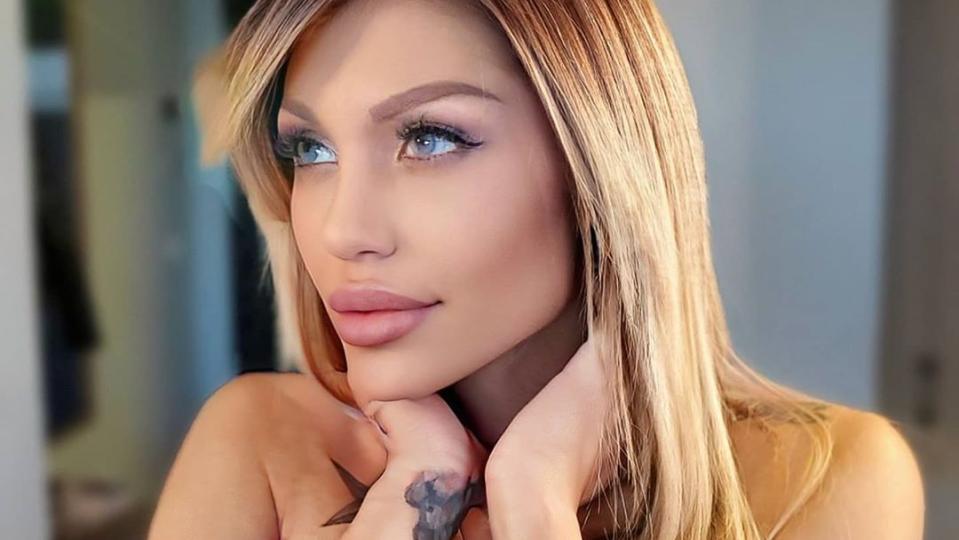 Джулиана Гани се пусна гола от ваната СНИМКА 18+