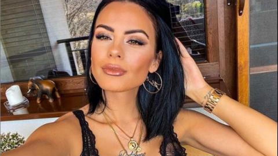 Жената на Криско показа силикон и сексапил от плажа СНИМКА 18+