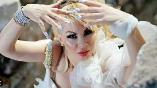 Помните ли "хищната хиена" Петра?! Появи се на гей парти и... ВИДЕО