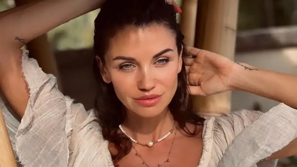 Диляна Попова се разсъблече и запали пожар СНИМКИ 18+