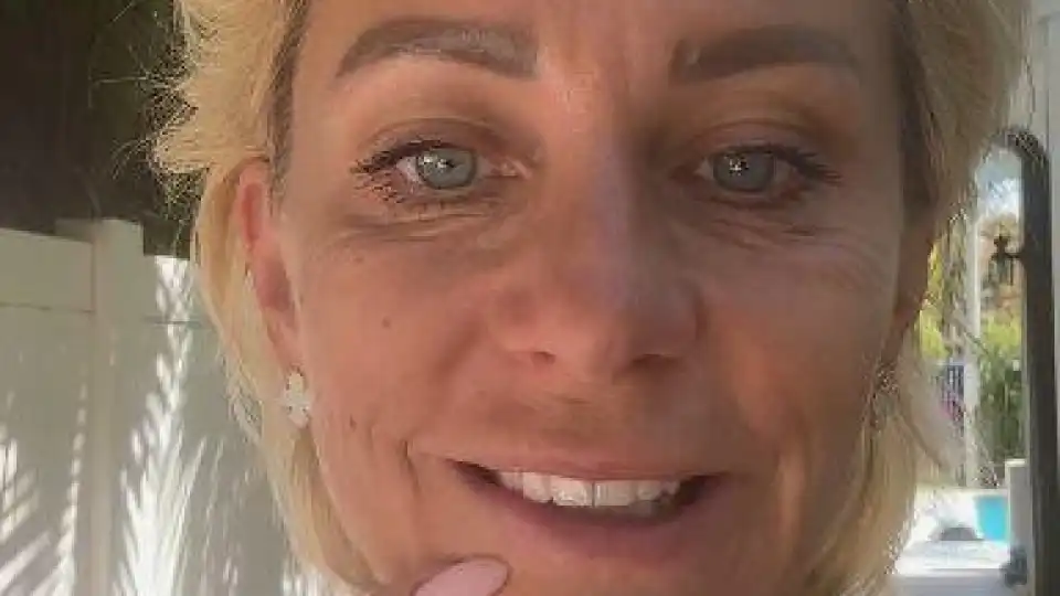 Нана Гладуиш още бори сериозните поражения по лицето си ВИДЕО