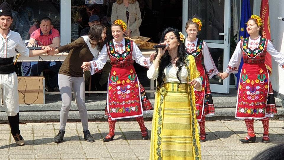 Народната прима Росица Пейчева се прежали! Пя и на... (СНИМКИ)