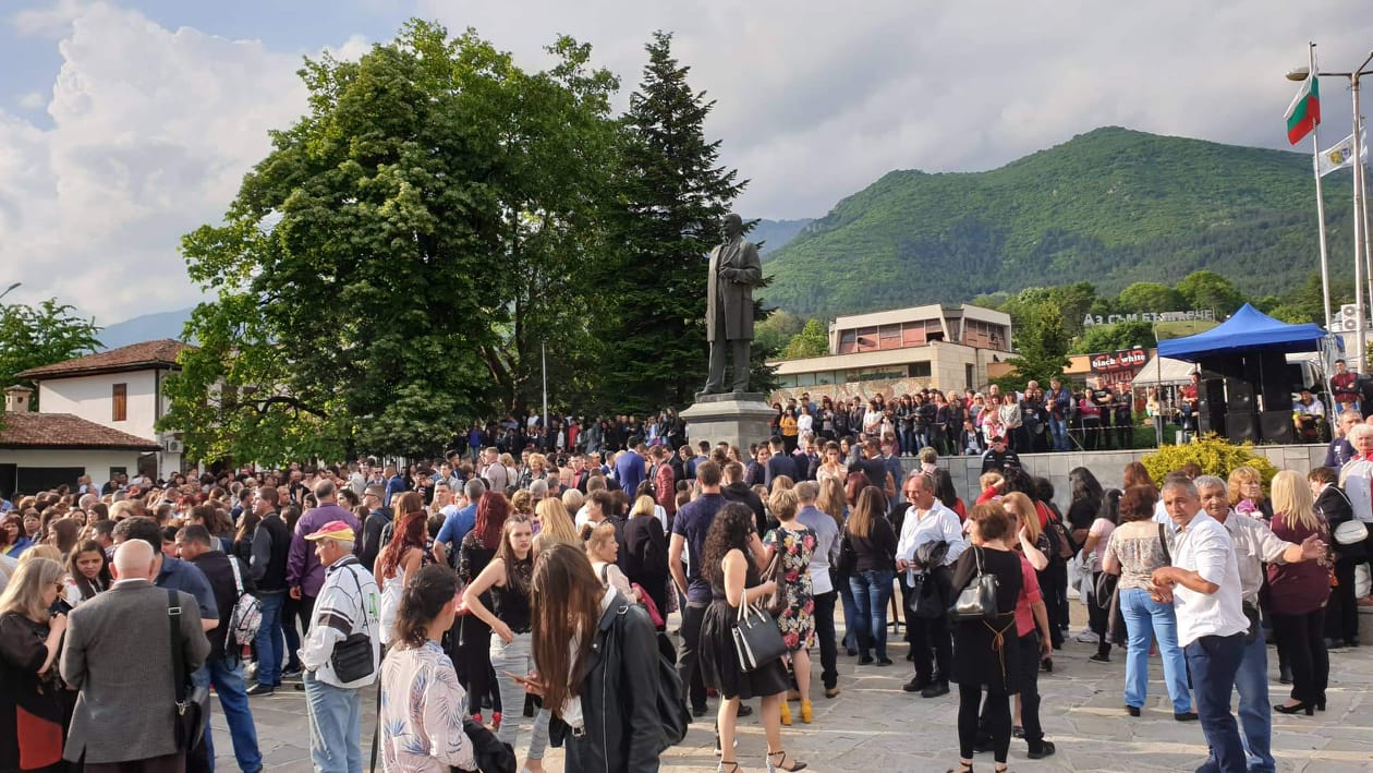 Абитуриенти от Подбалкана разчупиха стереотипа! Красавица се превърна в амазонка, момче пристигна с трактор! (СНИМКИ)