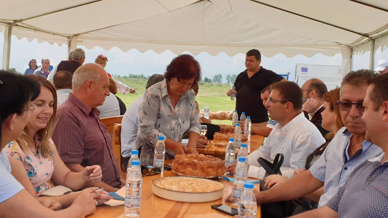 Майката на Стоичков върти баници и рита топка на стадиона! СНИМКИ