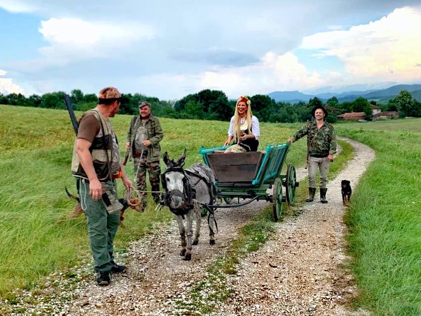 Нелина стана член на ловна дружина ВИДЕО