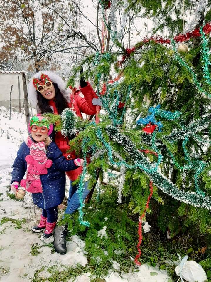 Вижте как и с кого Цвети Радойчева украси жива елха в дома си ВИДЕО