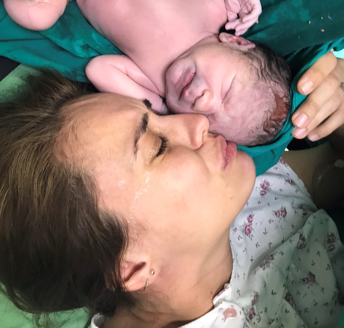 Радина Кърджилова роди момченце! Ето как се казва и защо актрисата се разплака СНИМКИ