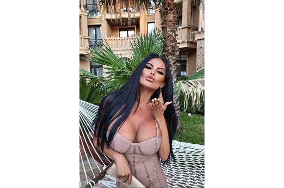 Мис Силикон изду пазвата с още 2000 кубика, вече ще се пръсне... СНИМКИ 18+