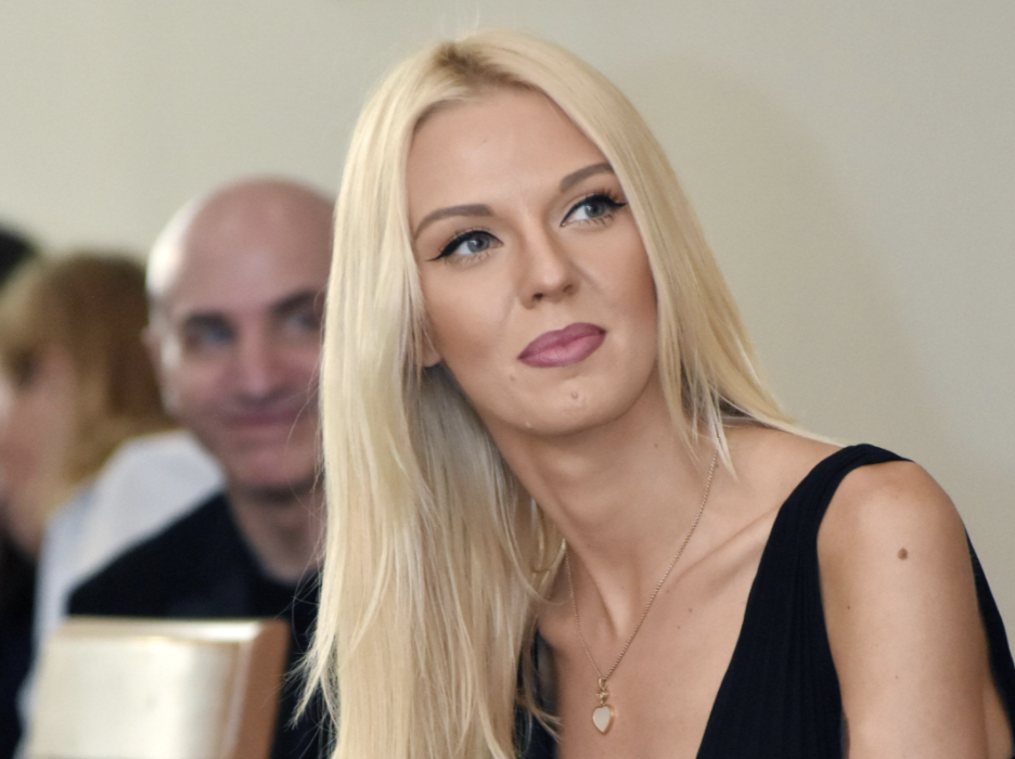 Колегите на Натали Трифонова скубят косите си от яд, синоптичката им отмъкна... СНИМКА