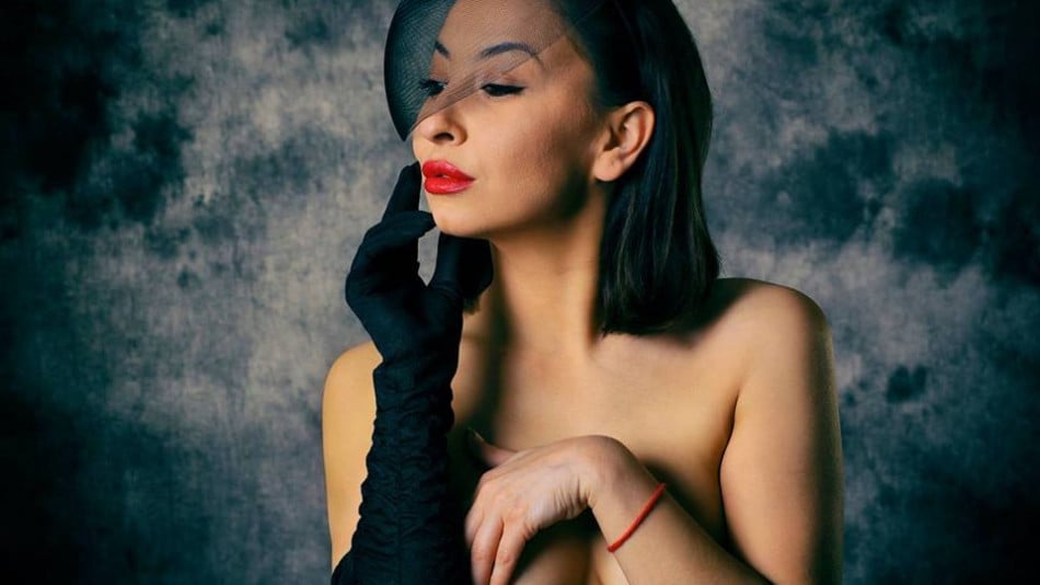 Силвия Юрукова грабна още една награда за еротични снимки