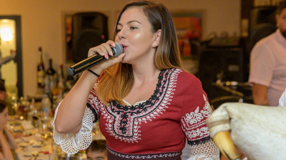 Наша народна певица ще пее на българския събор в Кипър