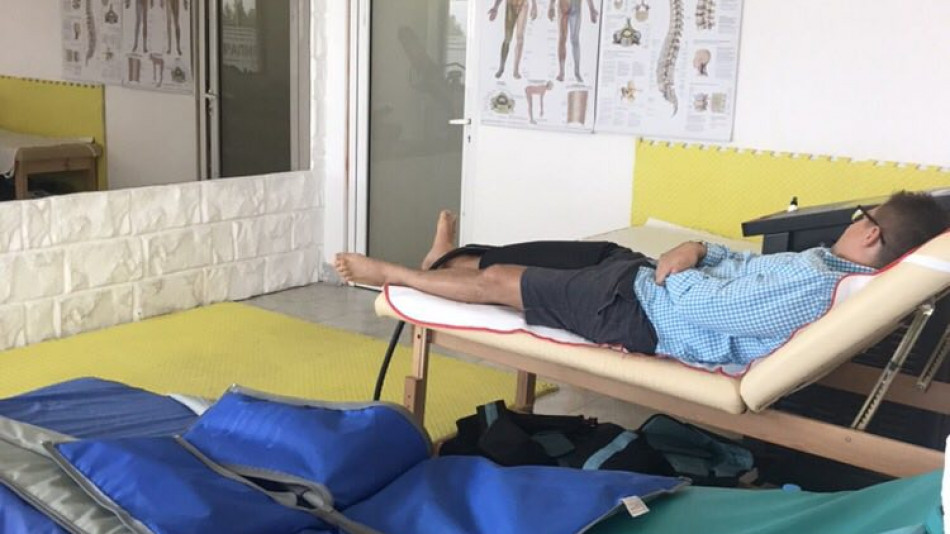 Драма! Андрей Арнаудов приет в болница заради травма във "Фермата"! СНИМКА