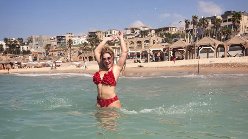 Рени посрещна Нова година по бански в Израел СНИМКИ 18+