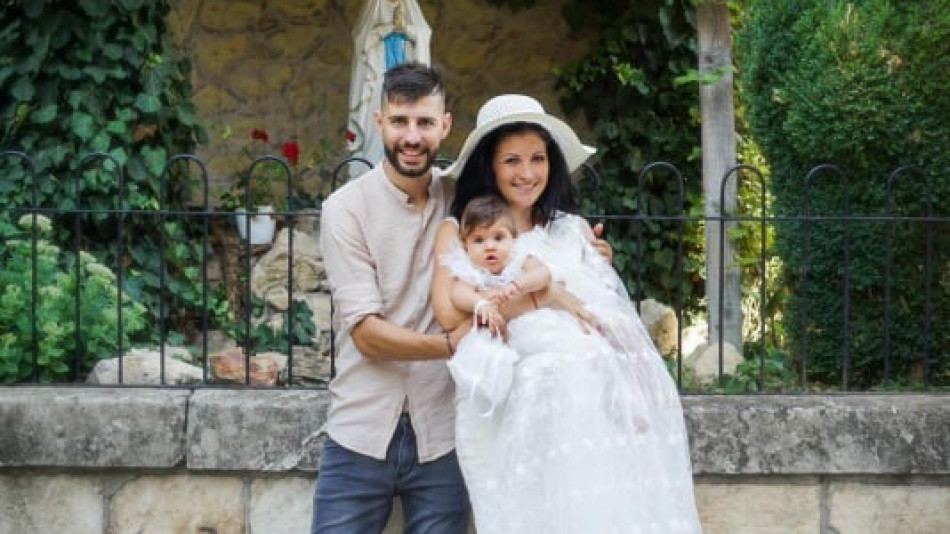 Италиански поп кръсти детето на певицата Бриана и нейния мъж футболист СНИМКИ
