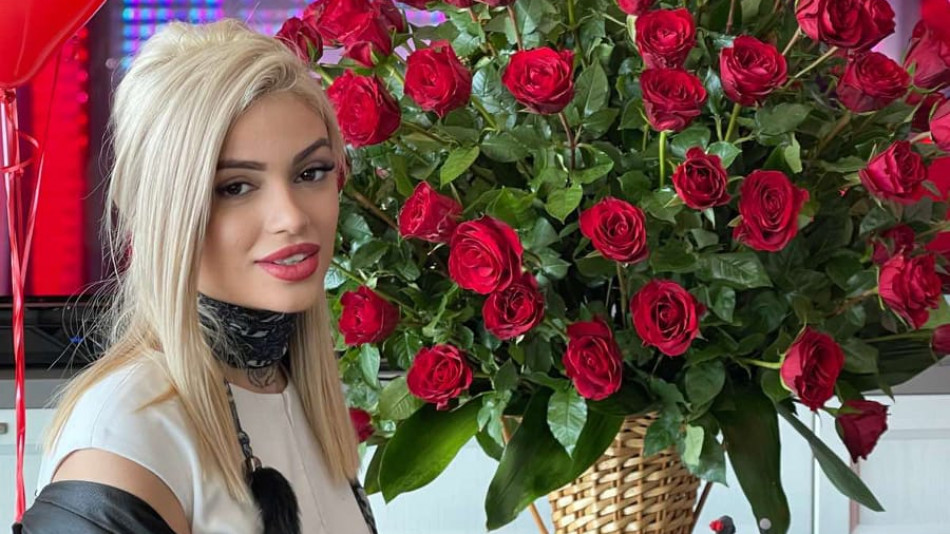 Милион рози за Марешка от "Игри на волята" за 8-ми март СНИМКИ