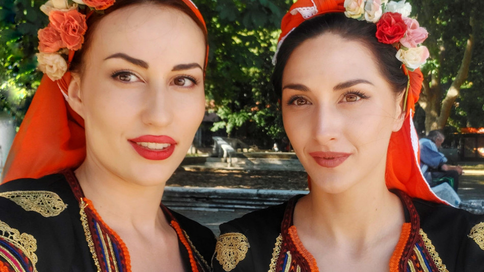 Дует от красавици стана сензация на фолклорния фестивал „Пауталия" ВИДЕО
