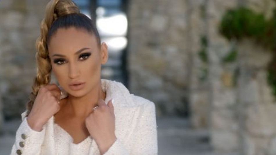 Младата певица Тина атакува по време на криза с "Нещо чуждо" ВИДЕО
