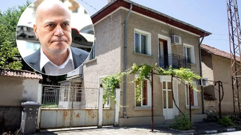 Събарят родната къща на Слави Трифонов! Къса ли му се сърцето от този факт? СНИМКА