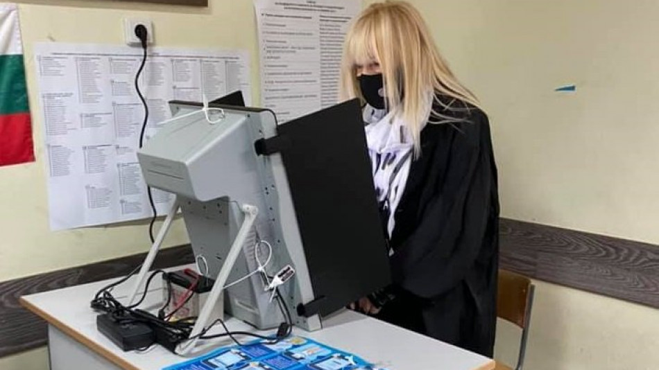 Ето за кого гласува примата Лили Иванова СНИМКИ