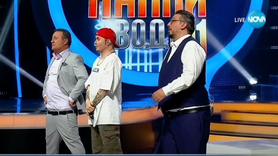 Паднаха гащите на Рачков в ефир, зрители ахнаха от големия му пакет СНИМКИ