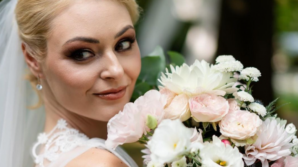 Поли Гергушева се омъжи в секси рокля с гол гръб СНИМКИ