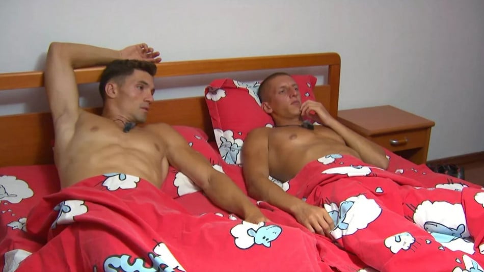 Рълев и Мастагарков от "Игри на волята" преспаха в едно легло пред цяла България СНИМКИ