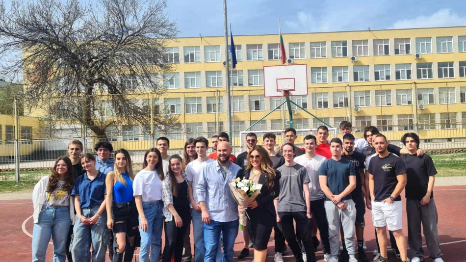 Певицата Рени предизвика суматоха в училищен двор в Пловдив ВИДЕО